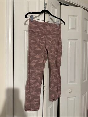 Women’s Pink Camo Athleta knee length Leggings